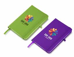 Moleskine material sintético com capa dura e marca página com 80 folhas pautadas.