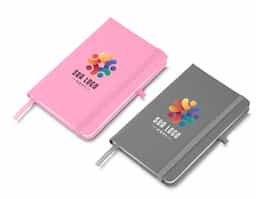 Moleskine material sintético com capa dura e marca página com 80 folhas pautadas.