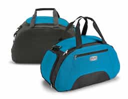 Bolsa esportiva em 600D com fundo em placa semi-rígida. Bolso frontal e bolso lateral para calçado, ambos com zíper. Alça de ombro ajustável. Capacidade até 30 L. 520 x 300 x 255 mm
