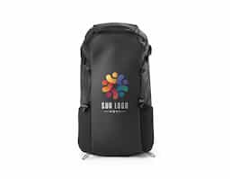 Mochila estilo hiking para utilização diária em ambientes urbanos, esportes ou desportos ao ar livre. O design funcional aliado à qualidade e resistência dos materiais fazem desta mochila um produto único. Composta por 600D poliéster reciclado (100% rPET) com revestimento resistente à água. A mochila tem compartimento posterior totalmente almofadado para notebook até 14” e compartimento principal com bolso multifunções em 210D poliéster reciclado (100% rPET). Bolsos laterais em tela mesh e bolso superior com zíper. Possui características particulares como presilhas multifuncionais, correias para controlo do peso, cinta peitoral. Capacidade até 18 L. 280 x 455 x 160 mm