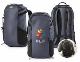Mochila estilo hiking para utilização diária em ambientes urbanos, esportes ou desportos ao ar livre. O design funcional aliado à qualidade e resistência dos materiais fazem desta mochila um produto único. Composta por 600D poliéster reciclado (100% rPET) com revestimento resistente à água. A mochila tem compartimento posterior totalmente almofadado para notebook até 14” e compartimento principal com bolso multifunções em 210D poliéster reciclado (100% rPET). Bolsos laterais em tela mesh e bolso superior com zíper. Possui características particulares como presilhas multifuncionais, correias para controlo do peso, cinta peitoral. Capacidade até 18 L. 280 x 455 x 160 mm