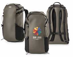 Mochila estilo hiking para utilização diária em ambientes urbanos, esportes ou desportos ao ar livre. O design funcional aliado à qualidade e resistência dos materiais fazem desta mochila um produto único. Composta por 600D poliéster reciclado (100% rPET) com revestimento resistente à água. A mochila tem compartimento posterior totalmente almofadado para notebook até 14” e compartimento principal com bolso multifunções em 210D poliéster reciclado (100% rPET). Bolsos laterais em tela mesh e bolso superior com zíper. Possui características particulares como presilhas multifuncionais, correias para controlo do peso, cinta peitoral. Capacidade até 18 L. 280 x 455 x 160 mm