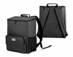 Mochila térmica confeccionada em nylon 2Tone com interior forrado em PEVA, que facilita a higienização e auxilia na conservação da temperatura. Possui compartimento principal com fecho duplo, bolso frontal com zíper e bolso lateral em tela mesh para itens de fácil acesso. Conta com alças e parte traseira almofadadas para maior conforto no transporte. Capacidade de até 14 litros.