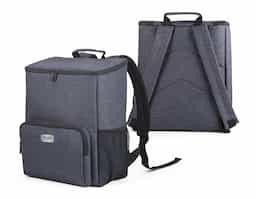Mochila térmica confeccionada em nylon 2Tone com interior forrado em PEVA, que facilita a higienização e auxilia na conservação da temperatura. Possui compartimento principal com fecho duplo, bolso frontal com zíper e bolso lateral em tela mesh para itens de fácil acesso. Conta com alças e parte traseira almofadadas para maior conforto no transporte. Capacidade de até 14 litros.