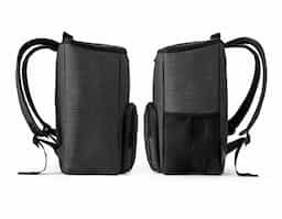 Mochila térmica confeccionada em nylon 2Tone com interior forrado em PEVA, que facilita a higienização e auxilia na conservação da temperatura. Possui compartimento principal com fecho duplo, bolso frontal com zíper e bolso lateral em tela mesh para itens de fácil acesso. Conta com alças e parte traseira almofadadas para maior conforto no transporte. Capacidade de até 14 litros.