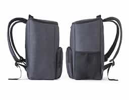 Mochila térmica confeccionada em nylon 2Tone com interior forrado em PEVA, que facilita a higienização e auxilia na conservação da temperatura. Possui compartimento principal com fecho duplo, bolso frontal com zíper e bolso lateral em tela mesh para itens de fácil acesso. Conta com alças e parte traseira almofadadas para maior conforto no transporte. Capacidade de até 14 litros.