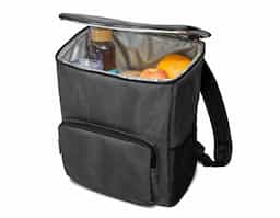 Mochila térmica confeccionada em nylon 2Tone com interior forrado em PEVA, que facilita a higienização e auxilia na conservação da temperatura. Possui compartimento principal com fecho duplo, bolso frontal com zíper e bolso lateral em tela mesh para itens de fácil acesso. Conta com alças e parte traseira almofadadas para maior conforto no transporte. Capacidade de até 14 litros.