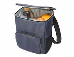 Mochila térmica confeccionada em nylon 2Tone com interior forrado em PEVA, que facilita a higienização e auxilia na conservação da temperatura. Possui compartimento principal com fecho duplo, bolso frontal com zíper e bolso lateral em tela mesh para itens de fácil acesso. Conta com alças e parte traseira almofadadas para maior conforto no transporte. Capacidade de até 14 litros.