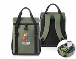 Mochila térmica almofadada em 600D ripstop em poliéster reciclado (100% rPET). É composta por 2 correias frontais que facilitam no transporte de objetos, 1 compartimento principal espaçoso com fecho duplo, 2 bolsos laterais em tela mesh para pequenos objetos e alças ajustáveis para assegurar um maior conforto no transporte. O interior forrado em PEVA garante um bom isolamento térmico permitindo a conservação do frio por mais tempo e a sua higienização. A robustez dos materiais que a compõe conferem-lhe uma grande resistência e durabilidade, pensado para as necessidades do dia a dia. Capacidade até 16 L. Certificação EU Food Grade. 280 x 400 x160 mm