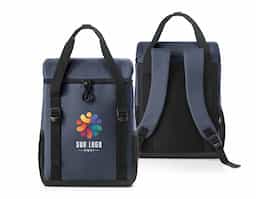 Mochila térmica almofadada em 600D ripstop em poliéster reciclado (100% rPET). É composta por 2 correias frontais que facilitam no transporte de objetos, 1 compartimento principal espaçoso com fecho duplo, 2 bolsos laterais em tela mesh para pequenos objetos e alças ajustáveis para assegurar um maior conforto no transporte. O interior forrado em PEVA garante um bom isolamento térmico permitindo a conservação do frio por mais tempo e a sua higienização. A robustez dos materiais que a compõe conferem-lhe uma grande resistência e durabilidade, pensado para as necessidades do dia a dia. Capacidade até 16 L. Certificação EU Food Grade. 280 x 400 x160 mm