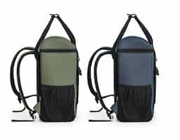 Mochila térmica almofadada em 600D ripstop em poliéster reciclado (100% rPET). É composta por 2 correias frontais que facilitam no transporte de objetos, 1 compartimento principal espaçoso com fecho duplo, 2 bolsos laterais em tela mesh para pequenos objetos e alças ajustáveis para assegurar um maior conforto no transporte. O interior forrado em PEVA garante um bom isolamento térmico permitindo a conservação do frio por mais tempo e a sua higienização. A robustez dos materiais que a compõe conferem-lhe uma grande resistência e durabilidade, pensado para as necessidades do dia a dia. Capacidade até 16 L. Certificação EU Food Grade. 280 x 400 x160 mm