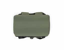Mochila térmica almofadada em 600D ripstop em poliéster reciclado (100% rPET). É composta por 2 correias frontais que facilitam no transporte de objetos, 1 compartimento principal espaçoso com fecho duplo, 2 bolsos laterais em tela mesh para pequenos objetos e alças ajustáveis para assegurar um maior conforto no transporte. O interior forrado em PEVA garante um bom isolamento térmico permitindo a conservação do frio por mais tempo e a sua higienização. A robustez dos materiais que a compõe conferem-lhe uma grande resistência e durabilidade, pensado para as necessidades do dia a dia. Capacidade até 16 L. Certificação EU Food Grade. 280 x 400 x160 mm