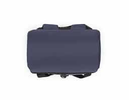 Mochila térmica almofadada em 600D ripstop em poliéster reciclado (100% rPET). É composta por 2 correias frontais que facilitam no transporte de objetos, 1 compartimento principal espaçoso com fecho duplo, 2 bolsos laterais em tela mesh para pequenos objetos e alças ajustáveis para assegurar um maior conforto no transporte. O interior forrado em PEVA garante um bom isolamento térmico permitindo a conservação do frio por mais tempo e a sua higienização. A robustez dos materiais que a compõe conferem-lhe uma grande resistência e durabilidade, pensado para as necessidades do dia a dia. Capacidade até 16 L. Certificação EU Food Grade. 280 x 400 x160 mm
