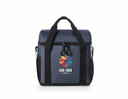 Bolsa térmica almofadada 600D ripstop em poliéster reciclado (100% rPET). Composto por 1 compartimento principal espaçoso com fecho duplo e 2 bolsos laterais em tela mesh para pequenos objetos. O interior forrado em PEVA garante um bom isolamento térmico permitindo a conservação do frio por mais tempo e a sua higienização. A robustez dos materiais que o compõe conferem-lhe uma grande resistência e durabilidade, pensado para as necessidades do dia a dia. Capacidade até 11 L. Certificação EU Food Grade. 260 x 290 x 160 mm