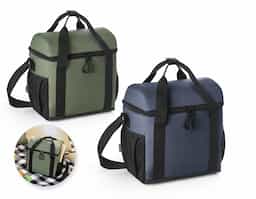 Bolsa térmica almofadada 600D ripstop em poliéster reciclado (100% rPET). Composto por 1 compartimento principal espaçoso com fecho duplo e 2 bolsos laterais em tela mesh para pequenos objetos. O interior forrado em PEVA garante um bom isolamento térmico permitindo a conservação do frio por mais tempo e a sua higienização. A robustez dos materiais que o compõe conferem-lhe uma grande resistência e durabilidade, pensado para as necessidades do dia a dia. Capacidade até 11 L. Certificação EU Food Grade. 260 x 290 x 160 mm