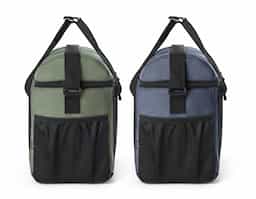 Bolsa térmica almofadada 600D ripstop em poliéster reciclado (100% rPET). Composto por 1 compartimento principal espaçoso com fecho duplo e 2 bolsos laterais em tela mesh para pequenos objetos. O interior forrado em PEVA garante um bom isolamento térmico permitindo a conservação do frio por mais tempo e a sua higienização. A robustez dos materiais que o compõe conferem-lhe uma grande resistência e durabilidade, pensado para as necessidades do dia a dia. Capacidade até 11 L. Certificação EU Food Grade. 260 x 290 x 160 mm