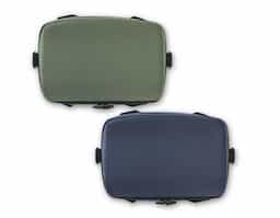 Bolsa térmica almofadada 600D ripstop em poliéster reciclado (100% rPET). Composto por 1 compartimento principal espaçoso com fecho duplo e 2 bolsos laterais em tela mesh para pequenos objetos. O interior forrado em PEVA garante um bom isolamento térmico permitindo a conservação do frio por mais tempo e a sua higienização. A robustez dos materiais que o compõe conferem-lhe uma grande resistência e durabilidade, pensado para as necessidades do dia a dia. Capacidade até 11 L. Certificação EU Food Grade. 260 x 290 x 160 mm