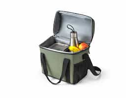 Bolsa térmica almofadada 600D ripstop em poliéster reciclado (100% rPET). Composto por 1 compartimento principal espaçoso com fecho duplo e 2 bolsos laterais em tela mesh para pequenos objetos. O interior forrado em PEVA garante um bom isolamento térmico permitindo a conservação do frio por mais tempo e a sua higienização. A robustez dos materiais que o compõe conferem-lhe uma grande resistência e durabilidade, pensado para as necessidades do dia a dia. Capacidade até 11 L. Certificação EU Food Grade. 260 x 290 x 160 mm