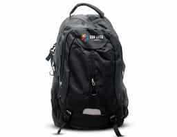 Leve tudo e mais um pouco com a nossa mochila de poliéster de 43 litros. Espaçosa e eficiente, possui três compartimentos, sendo o principal com um bolso para notebook de até 15,6 polegadas. Conta com divisórias internas para manter acessórios organizados e bolsos laterais de tela para acesso fácil aos itens essenciais. Esse modelo possui revestimento espumado nas costas para maior conforto e, para sua segurança, tem um detalhe refletivo na parte frontal, aumentando sua visibilidade em condições de pouca luz. Além disso, há um apito integrado em uma das fivelas, e as alças de compressão e compensação ajudam a distribuir o peso de forma equilibrada.