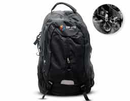 Leve tudo e mais um pouco com a nossa mochila de poliéster de 43 litros. Espaçosa e eficiente, possui três compartimentos, sendo o principal com um bolso para notebook de até 15,6 polegadas. Conta com divisórias internas para manter acessórios organizados e bolsos laterais de tela para acesso fácil aos itens essenciais. Esse modelo possui revestimento espumado nas costas para maior conforto e, para sua segurança, tem um detalhe refletivo na parte frontal, aumentando sua visibilidade em condições de pouca luz. Além disso, há um apito integrado em uma das fivelas, e as alças de compressão e compensação ajudam a distribuir o peso de forma equilibrada.