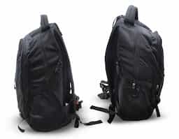 Leve tudo e mais um pouco com a nossa mochila de poliéster de 43 litros. Espaçosa e eficiente, possui três compartimentos, sendo o principal com um bolso para notebook de até 15,6 polegadas. Conta com divisórias internas para manter acessórios organizados e bolsos laterais de tela para acesso fácil aos itens essenciais. Esse modelo possui revestimento espumado nas costas para maior conforto e, para sua segurança, tem um detalhe refletivo na parte frontal, aumentando sua visibilidade em condições de pouca luz. Além disso, há um apito integrado em uma das fivelas, e as alças de compressão e compensação ajudam a distribuir o peso de forma equilibrada.