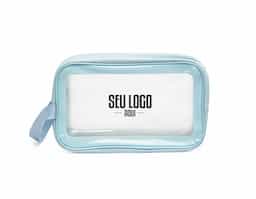 Nécessaire impermeável com partes frontal e traseira em PVC transparente, que permitem fácil visualização do conteúdo, e laterais em PU, conferindo melhor estrutura e acabamento ao produto. Possui fechamento em zíper, garantindo segurança no armazenamento de itens pessoais, cosméticos ou acessórios. Conta com alça lateral em nylon, que facilita o transporte e o manuseio em diferentes contextos do dia a dia. Funcional e moderna, é um brinde corporativo versátil, associado à organização, resistência e excelente presença de marca.
