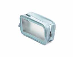 Nécessaire impermeável com partes frontal e traseira em PVC transparente, que permitem fácil visualização do conteúdo, e laterais em PU, conferindo melhor estrutura e acabamento ao produto. Possui fechamento em zíper, garantindo segurança no armazenamento de itens pessoais, cosméticos ou acessórios. Conta com alça lateral em nylon, que facilita o transporte e o manuseio em diferentes contextos do dia a dia. Funcional e moderna, é um brinde corporativo versátil, associado à organização, resistência e excelente presença de marca.