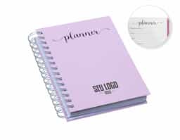 Planner anual em percalux com calendários mensais e semanais. Não possui datas fixas. Além dos calendários o planner contém páginas de identificação, roda da vida, datas importantes, senhas e acessos, contatos, metas anuais, planejamento anual, livros para ler, filmes para ver, minhas séries, controle financeiro, metas financeiras, despesas previstas, contas parceladas, saúde financeira, cuidados com a saúde, meu ano em pixel, e uma parte especial pets para registrar as informações, cuidados, compromissos, cronograma alimentar, vermífugos e vacinas.
