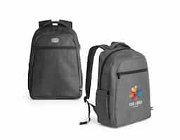 Mochila para notebook em 600D de alta densidade com compartimento principal para notebook até 15". Contém bolsos laterais em tela e um bolso frontal com zíper. Parte posterior e alças almofadadas que incorporam alça para trolley em caso de necessidade. Elemento refletor na parte frontal da mochila. Capacidade até 17 L. 320 x 420 x 150 mm