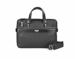 A Empire II é uma pasta clássica e sofisticada, que contém dois bolsos idealizados para proteger o seu notebook até 15.6'' e o seu tablet até 10.5''. O seu design, tal como todos os produtos desta linha, foi pensado ao mais ínfimo pormenor e todos os detalhes fazem com que a pasta Empire II seja o objeto ideal para o dia-a-dia, que não passa despercebido. O acabamento da Empire II é em c. sintético texturado de alta qualidade. A versatilidade que se denota nas diferentes formas de transporte, é igualmente percetível no seu encaixe para trolley. Fornecida em sacola de non-woven. EMPIRE SUITCASE II: 380 x 280 x 80 mm | Sacola em non-woven: 500 x 500 x 80 mm