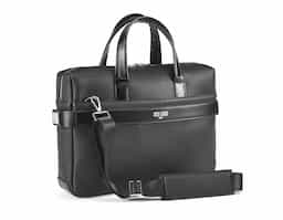 A Empire II é uma pasta clássica e sofisticada, que contém dois bolsos idealizados para proteger o seu notebook até 15.6'' e o seu tablet até 10.5''. O seu design, tal como todos os produtos desta linha, foi pensado ao mais ínfimo pormenor e todos os detalhes fazem com que a pasta Empire II seja o objeto ideal para o dia-a-dia, que não passa despercebido. O acabamento da Empire II é em c. sintético texturado de alta qualidade. A versatilidade que se denota nas diferentes formas de transporte, é igualmente percetível no seu encaixe para trolley. Fornecida em sacola de non-woven. EMPIRE SUITCASE II: 380 x 280 x 80 mm | Sacola em non-woven: 500 x 500 x 80 mm