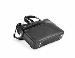 A Empire II é uma pasta clássica e sofisticada, que contém dois bolsos idealizados para proteger o seu notebook até 15.6'' e o seu tablet até 10.5''. O seu design, tal como todos os produtos desta linha, foi pensado ao mais ínfimo pormenor e todos os detalhes fazem com que a pasta Empire II seja o objeto ideal para o dia-a-dia, que não passa despercebido. O acabamento da Empire II é em c. sintético texturado de alta qualidade. A versatilidade que se denota nas diferentes formas de transporte, é igualmente percetível no seu encaixe para trolley. Fornecida em sacola de non-woven. EMPIRE SUITCASE II: 380 x 280 x 80 mm | Sacola em non-woven: 500 x 500 x 80 mm