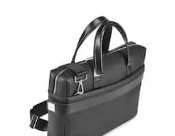 A Empire II é uma pasta clássica e sofisticada, que contém dois bolsos idealizados para proteger o seu notebook até 15.6'' e o seu tablet até 10.5''. O seu design, tal como todos os produtos desta linha, foi pensado ao mais ínfimo pormenor e todos os detalhes fazem com que a pasta Empire II seja o objeto ideal para o dia-a-dia, que não passa despercebido. O acabamento da Empire II é em c. sintético texturado de alta qualidade. A versatilidade que se denota nas diferentes formas de transporte, é igualmente percetível no seu encaixe para trolley. Fornecida em sacola de non-woven. EMPIRE SUITCASE II: 380 x 280 x 80 mm | Sacola em non-woven: 500 x 500 x 80 mm