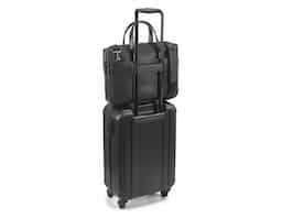 A Empire II é uma pasta clássica e sofisticada, que contém dois bolsos idealizados para proteger o seu notebook até 15.6'' e o seu tablet até 10.5''. O seu design, tal como todos os produtos desta linha, foi pensado ao mais ínfimo pormenor e todos os detalhes fazem com que a pasta Empire II seja o objeto ideal para o dia-a-dia, que não passa despercebido. O acabamento da Empire II é em c. sintético texturado de alta qualidade. A versatilidade que se denota nas diferentes formas de transporte, é igualmente percetível no seu encaixe para trolley. Fornecida em sacola de non-woven. EMPIRE SUITCASE II: 380 x 280 x 80 mm | Sacola em non-woven: 500 x 500 x 80 mm