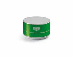 Caixa de som portátil com microfone, em alumínio 100% reciclado e detalhes em ABS 100% reciclado. Transmissão sem fios BT v5.0 e leitor de cartões microSD com 3W. Bateria com 400 mAh e autonomia aproximada de 3h. Função para atender chamadas, controle de volume e conexão à playlist do dispositivo móvel. Incluso cabo micro USB para carregar. Fornecido em caixa presente de papel kraft reciclado que pode ser reutilizada como suporte de celular. ø71 x 42 mm | Caixa: 80 x 80 x 60 mm