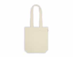 Sacola feita de 100% algodão reciclado (140 g/m²) com alças de 75 cm de comprimento. Dimensões: 380 x 420 x 100 mm. Ideal para uso diário, oferecendo durabilidade e sustentabilidade em um design funcional.