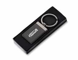 Chaveiro feito de liga de zinco, ferro e alumínio, ideal para uso diário. Vem acompanhado de um estojo para armazenamento e proteção.