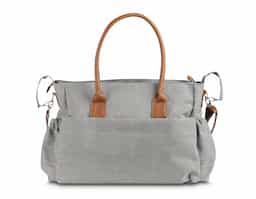 Mochila funcional em poliéster e couro sintético, equipada com compartimento principal com divisórias para organização. Possui alças de ombro e de mão, além de quatro bolsos laterais para armazenamento adicional. Ideal para uso diário e versátil.