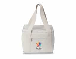 Bolsa térmica em algodão cru, equipada com um bolso frontal e alça de mão para fácil transporte. O compartimento interno é soldado, garantindo maior eficiência térmica e conservação dos alimentos.