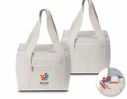 Bolsa térmica em algodão cru, equipada com um bolso frontal e alça de mão para fácil transporte. O compartimento interno é soldado, garantindo maior eficiência térmica e conservação dos alimentos.