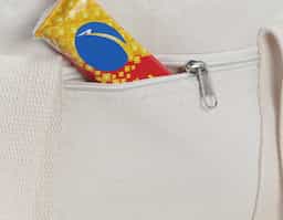 Bolsa térmica em algodão cru, equipada com um bolso frontal e alça de mão para fácil transporte. O compartimento interno é soldado, garantindo maior eficiência térmica e conservação dos alimentos.