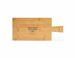 Quadro em bambu com ardósia, ideal para anotações, recados e atividades criativas no dia a dia. Acompanha 2 gizes e possui pega incorporada que facilita o transporte e o manuseio. Produzido com materiais naturais, é fornecido em caixa presente de papel kraft reciclado, agregando um toque sustentável ao produto. A cor e o resultado da impressão podem variar devido às características naturais do bambu. Versátil e funcional, é uma excelente opção de brinde corporativo, unindo utilidade, estética natural e valorização da marca.
