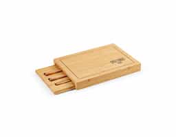 Conjunto de tábuas em bambu com 3 facas inclusas. Composto por duas tábuas: a tábua exterior e a tábua interior que assume duas funcionalidades - um compartimento para três facas inclusas (faca de legumes, faca de pão, faca de cozinha) e como tábua de corte.