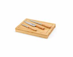 Conjunto de tábuas em bambu com 3 facas inclusas. Composto por duas tábuas: a tábua exterior e a tábua interior que assume duas funcionalidades - um compartimento para três facas inclusas (faca de legumes, faca de pão, faca de cozinha) e como tábua de corte.