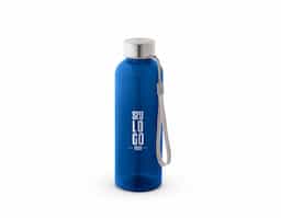 Squeeze em rPET 100% reciclado e tampa em aço inox, com pega em corda para facilitar o transporte. Capacidade até 580 mL. Caixa branca 94656 vendida opcionalmente. Certificação EU Food Grade. ø65 x 210 mm