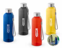 Squeeze em rPET 100% reciclado e tampa em aço inox, com pega em corda para facilitar o transporte. Capacidade até 580 mL. Caixa branca 94656 vendida opcionalmente. Certificação EU Food Grade. ø65 x 210 mm