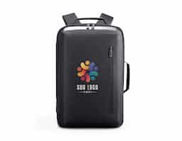 Mochila premium, produzida com poliéster acolchoado, alças de ombro acolchoadas, interior com divisórias com zíper para acomodar pequenos objetos, bolso frontal com zíper e na parte das costas uma divisória atrás do engate para mala de viagem, aceita notebook de até 15,6”, porta USB na lateral.