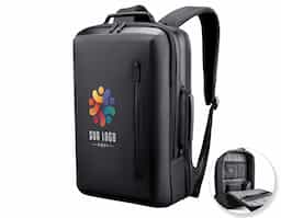 Mochila premium, produzida com poliéster acolchoado, alças de ombro acolchoadas, interior com divisórias com zíper para acomodar pequenos objetos, bolso frontal com zíper e na parte das costas uma divisória atrás do engate para mala de viagem, aceita notebook de até 15,6”, porta USB na lateral.