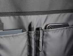 Mochila premium, produzida com poliéster acolchoado, alças de ombro acolchoadas, interior com divisórias com zíper para acomodar pequenos objetos, bolso frontal com zíper e na parte das costas uma divisória atrás do engate para mala de viagem, aceita notebook de até 15,6”, porta USB na lateral.