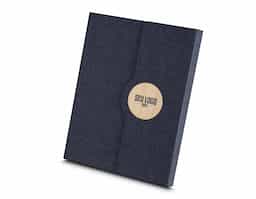 Caderno de anotações, capa em tecido RPET e detalhe em bambú com suporte para caneta na parte interna, miolo com 80 folhas pautadas.
